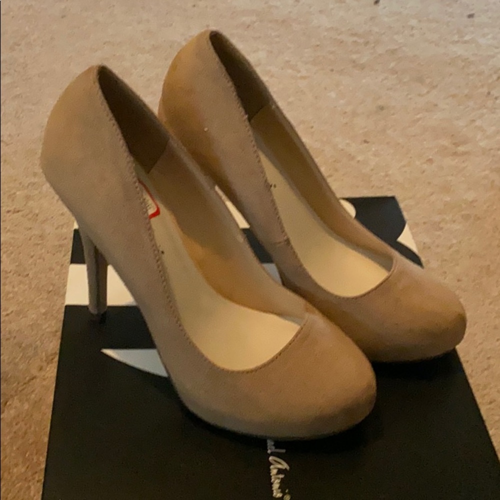 Michael Antonio 6.5 tan heels